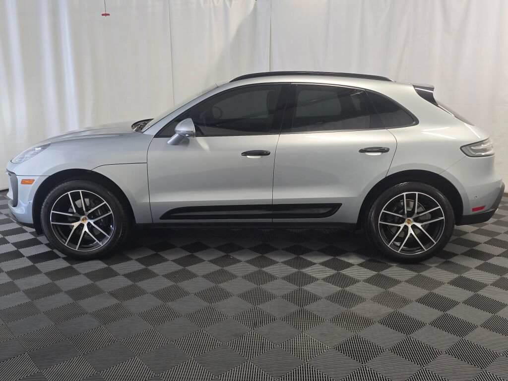 Certified 2023 Porsche Macan AWD/4WD image 2
