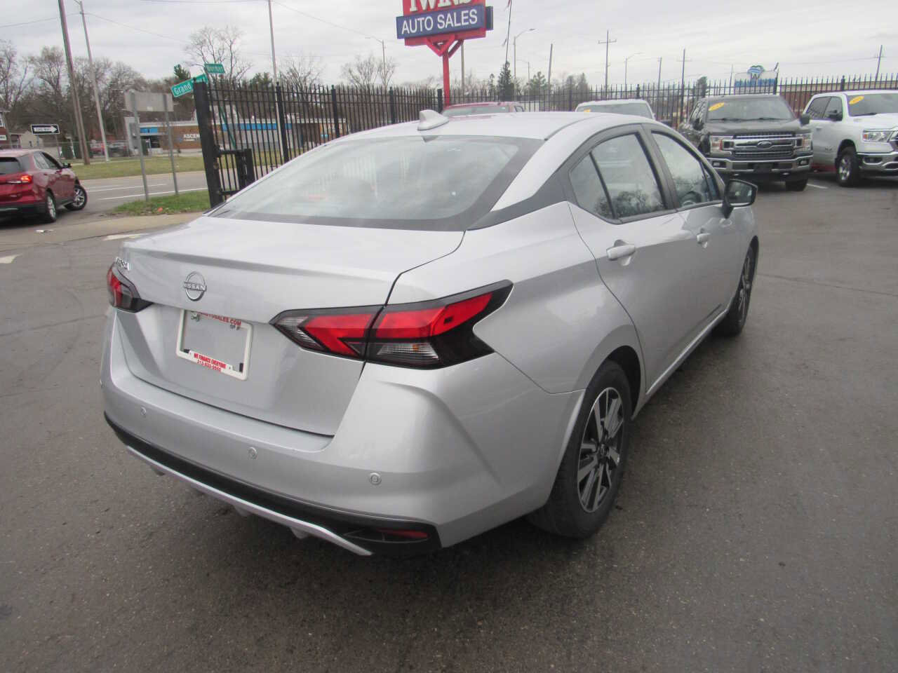 Used 2025 Nissan Versa SV image 5