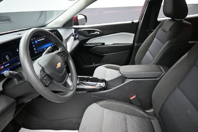 Used 2025 Chevrolet Trax LT FWD image 16