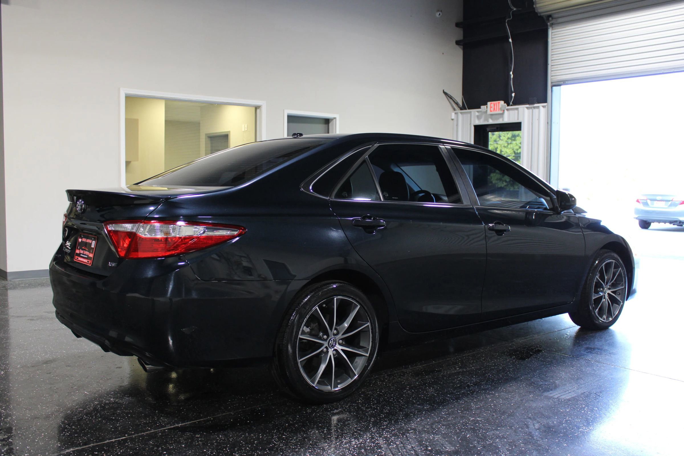 Used 2016 Toyota Camry XSE FWD image 3