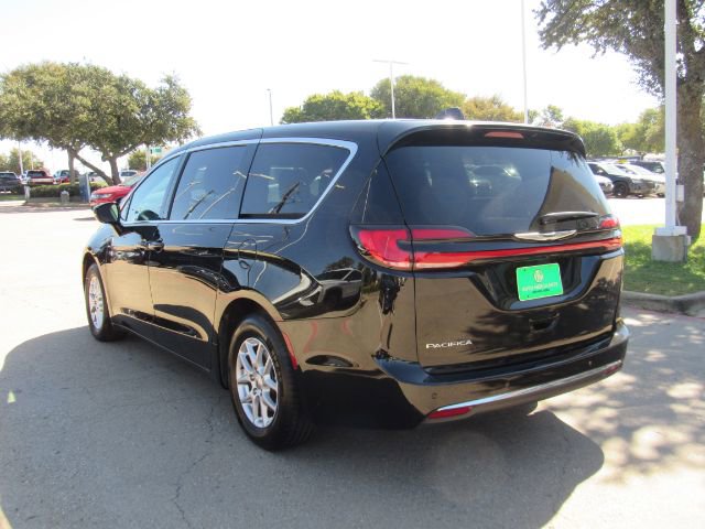 Used 2025 Chrysler Pacifica Select image 11