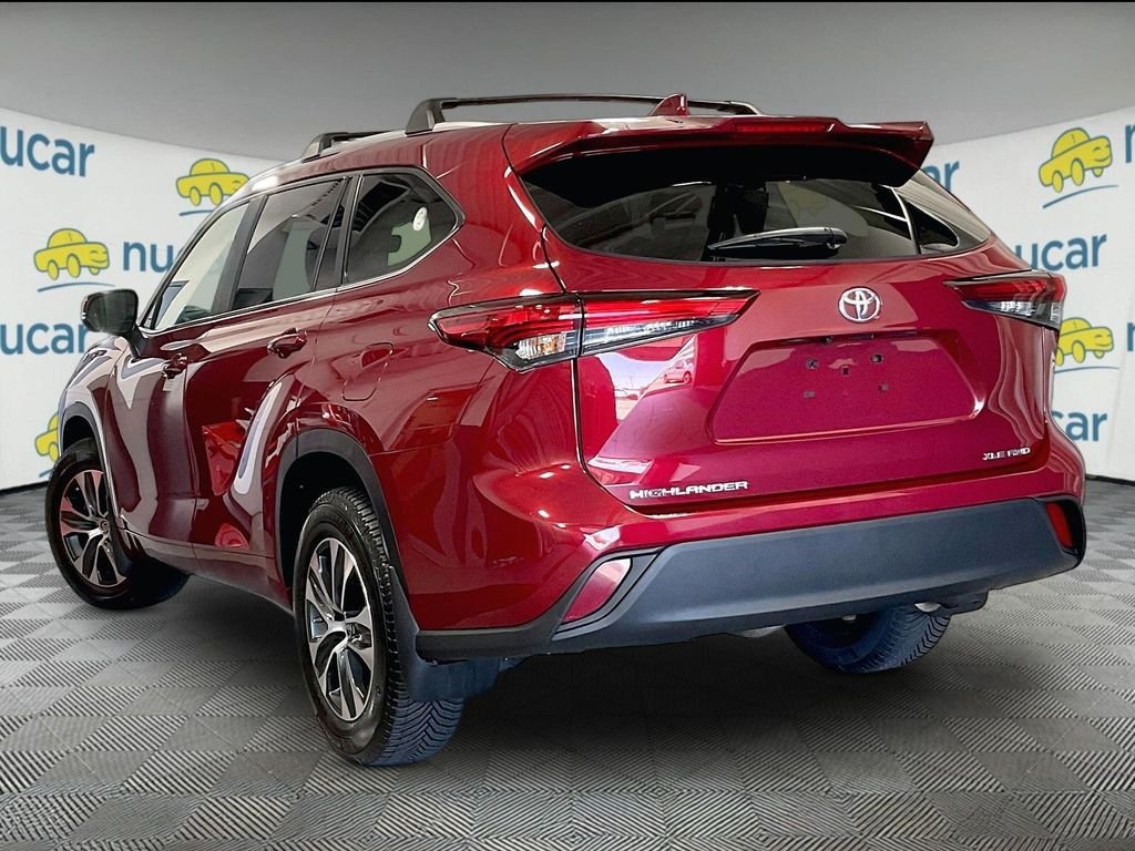 Used 2023 Toyota Highlander XLE AWD/4WD image 4