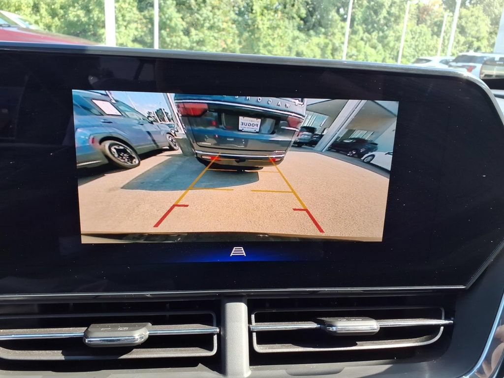 Used 2025 Chevrolet Trax LT w/ LT Convenience Package FWD image 10