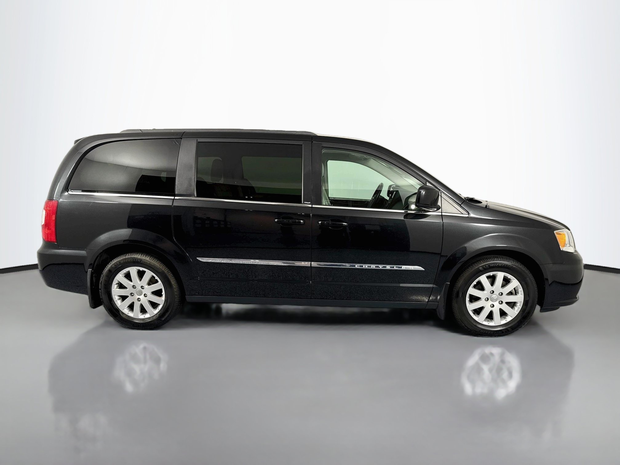 Used 2013 Chrysler Town & Country Touring FWD image 4