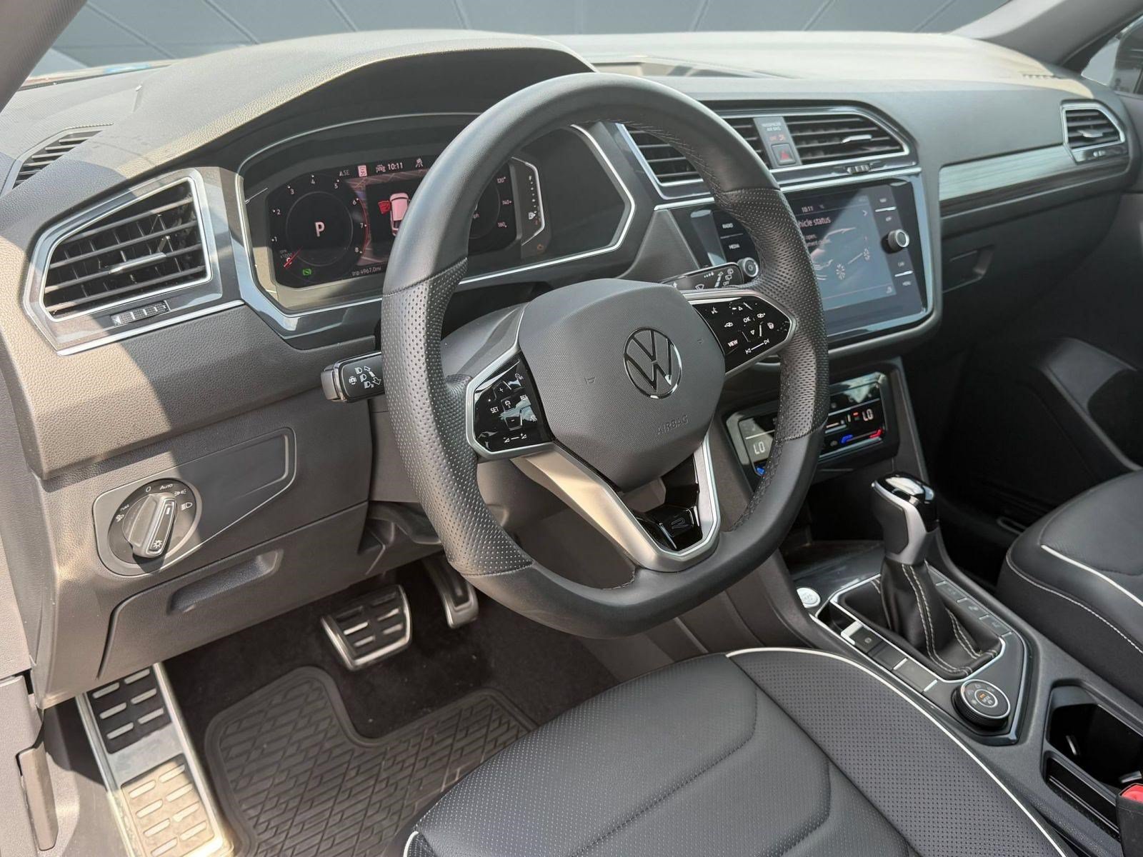 Used 2024 Volkswagen Tiguan SEL R-Line w/ MDO Package, Two-Row AWD/4WD image 4