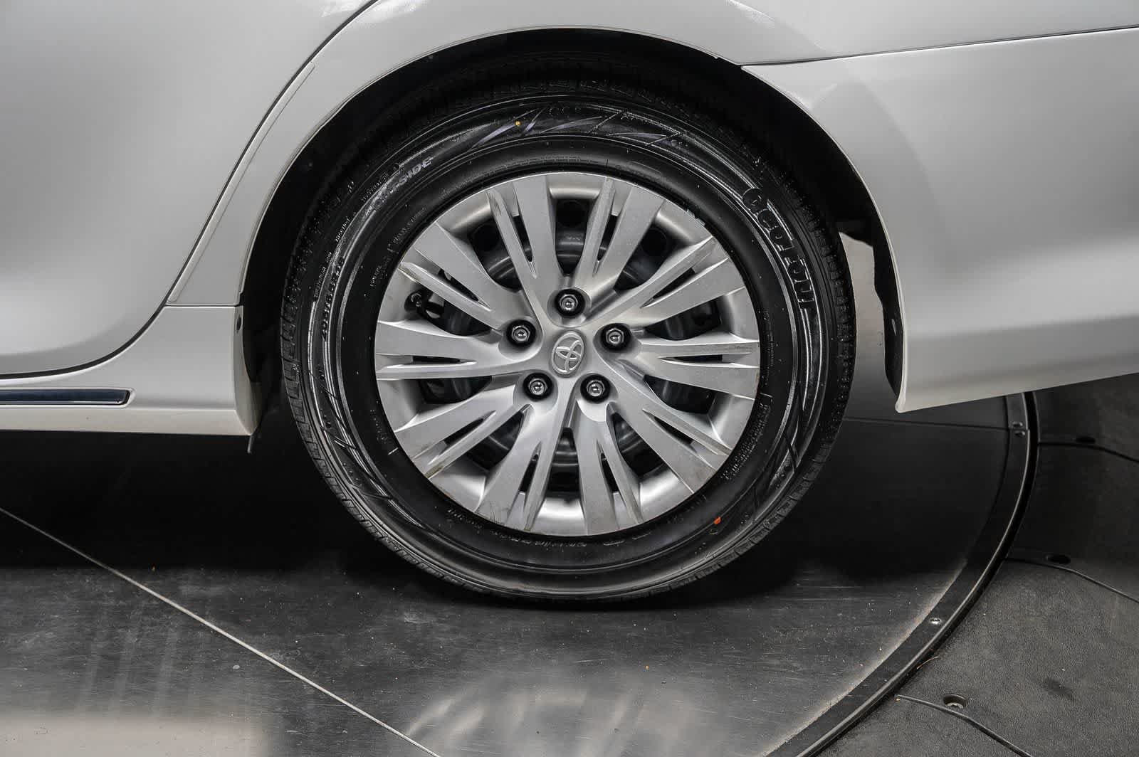 Used 2014 Toyota Camry LE FWD image 10