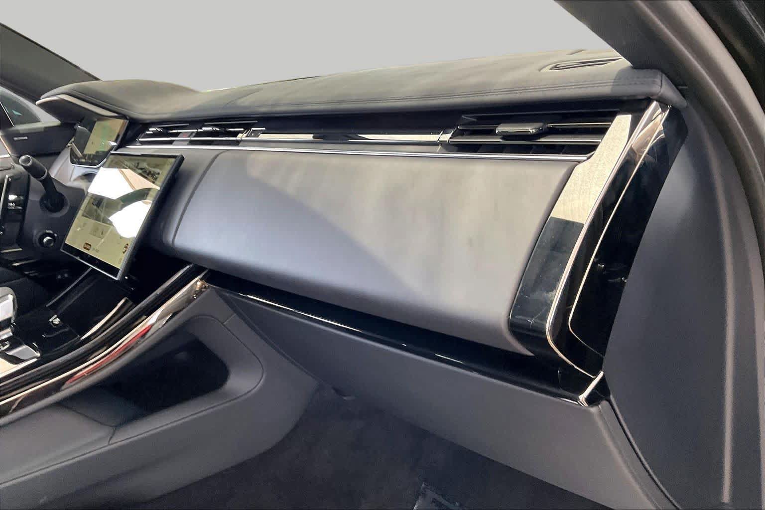 Used 2025 Land Rover Range Rover Sport SE AWD/4WD image 19