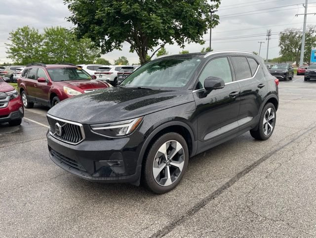 Used 2025 Volvo XC40 B5 Plus AWD/4WD image 6