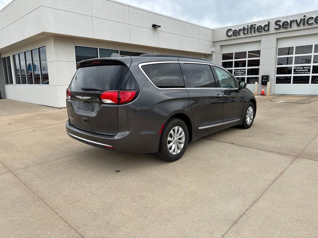 Used 2017 Chrysler Pacifica Touring-L FWD image 4