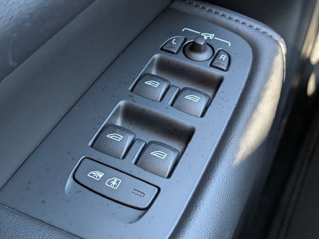 Certified 2025 Volvo XC60 B5 Plus AWD/4WD image 26