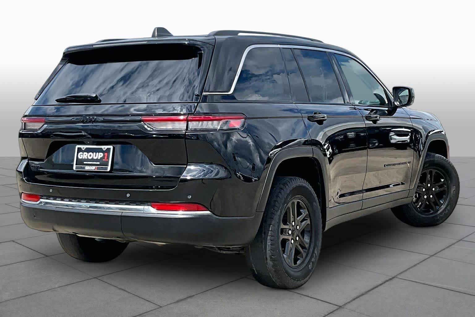 Used 2022 Jeep Grand Cherokee Laredo w/ Luxury Tech Group I AWD/4WD image 13