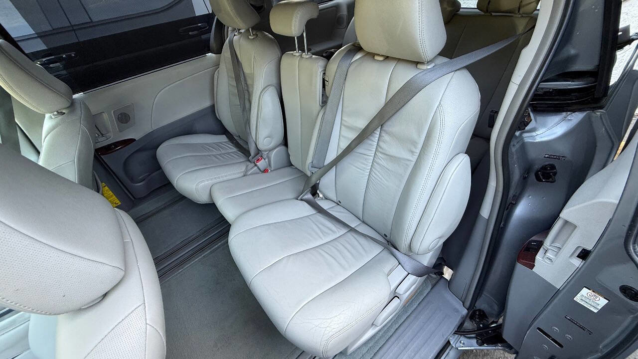 Used 2012 Toyota Sienna XLE w/ Premium Pkg FWD image 37