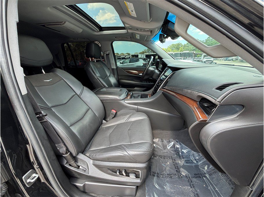 Used 2019 Cadillac Escalade Luxury w/ Escalade Sport Edition AWD/4WD image 46