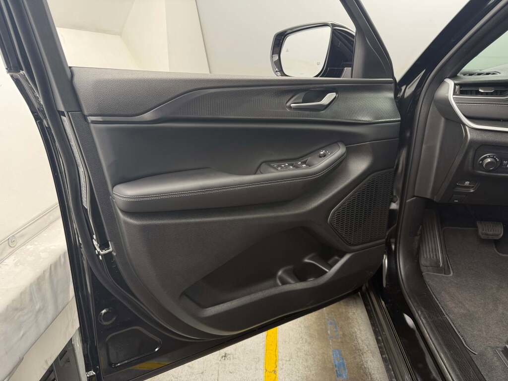 New 2025 Jeep Grand Cherokee L Laredo image 25