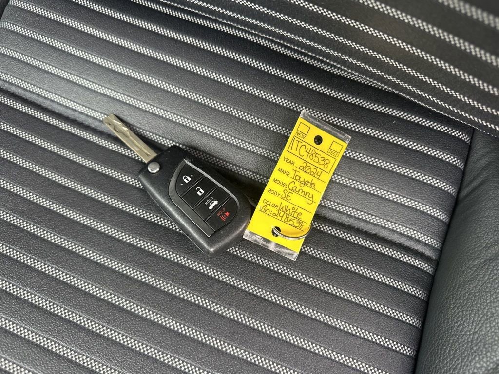 Used 2024 Toyota Camry SE image 31