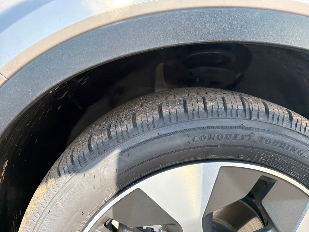 Certified 2024 Volvo XC40 B5 Plus w/ Protection Package Premier image 32