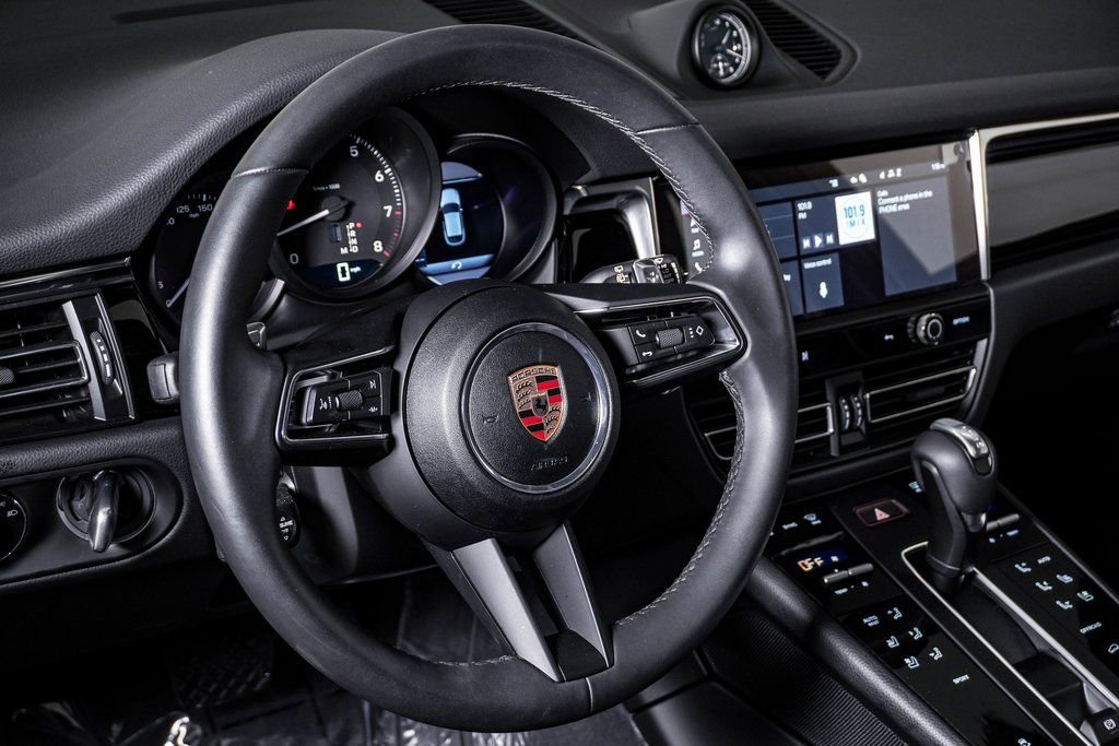Certified 2025 Porsche Macan image 18