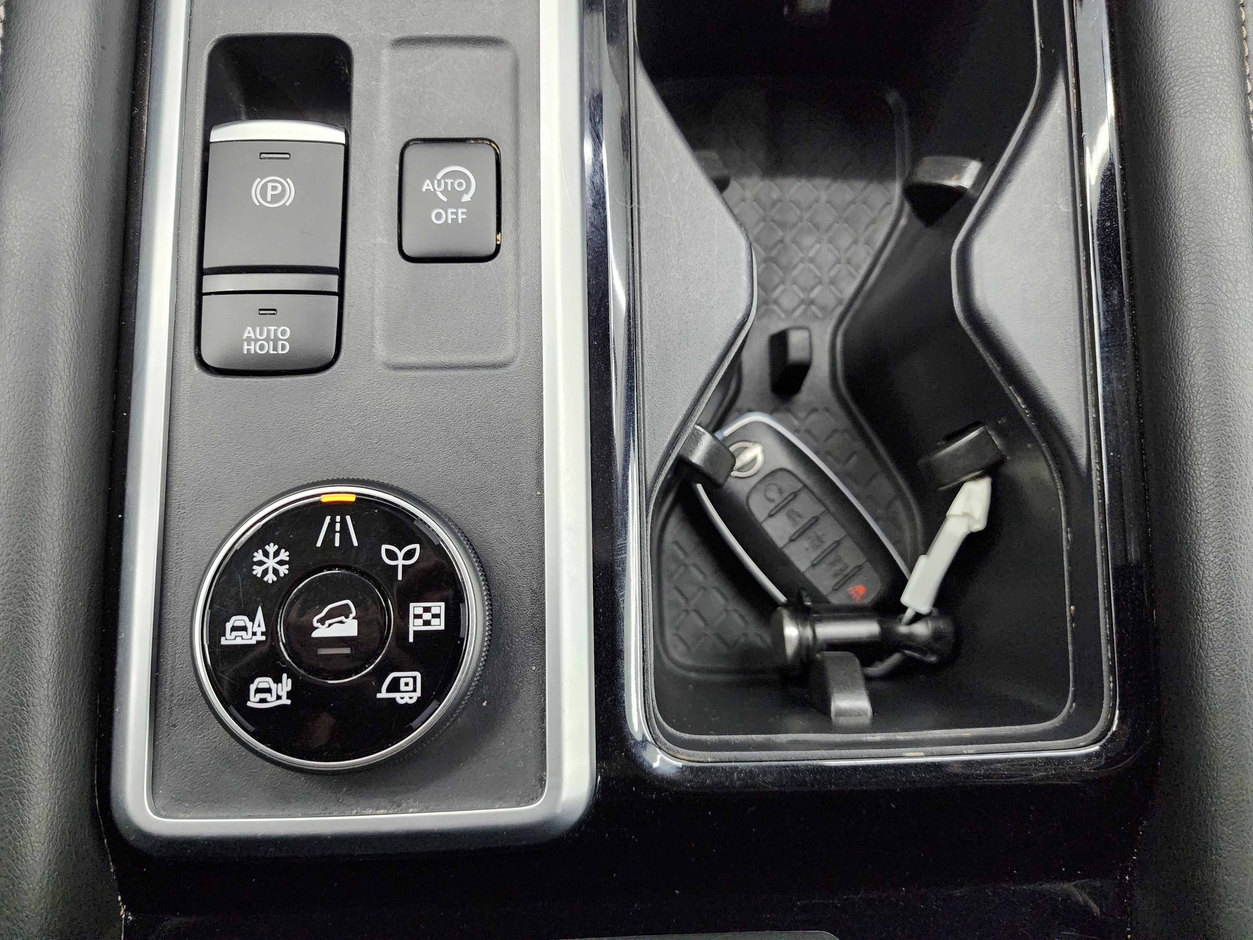 Used 2025 Nissan Pathfinder SV image 16