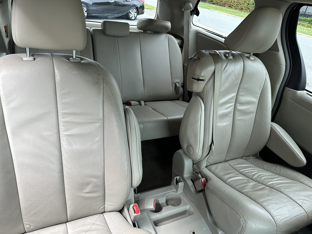 Used 2013 Toyota Sienna XLE image 23