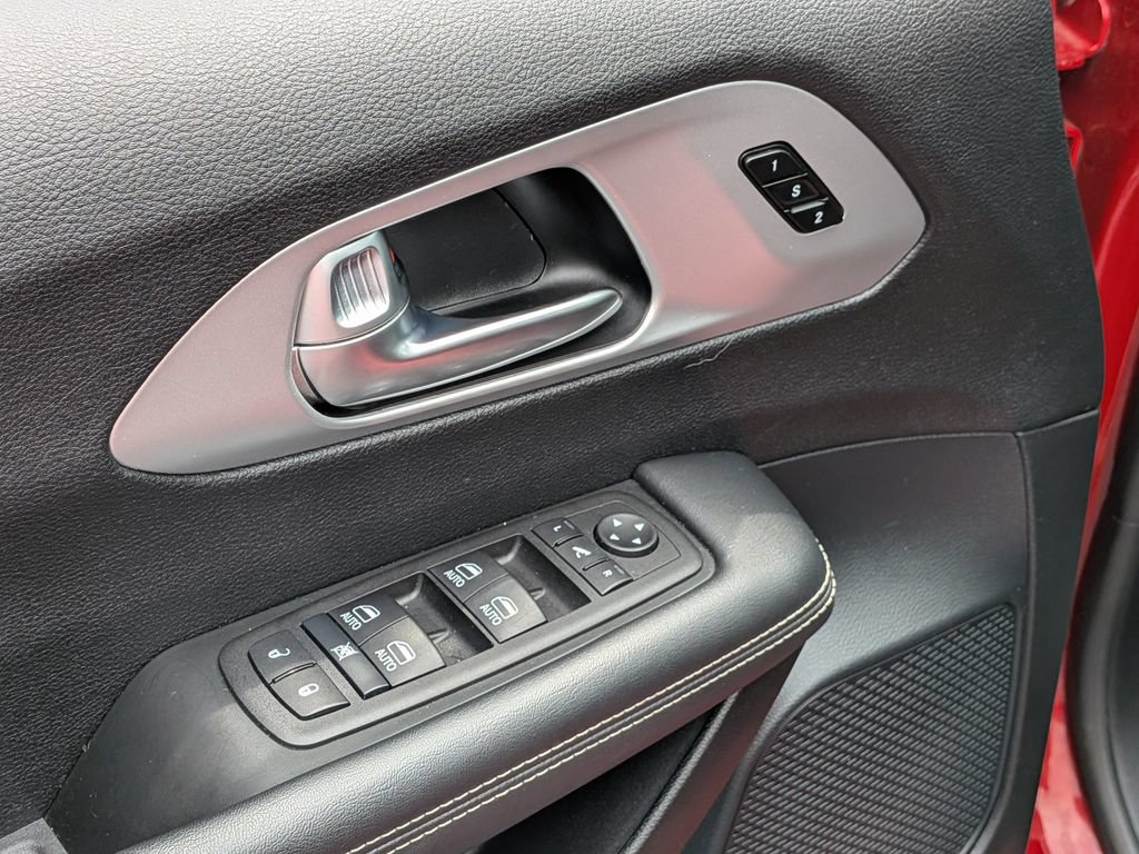 Used 2025 Chrysler Pacifica Limited FWD image 16