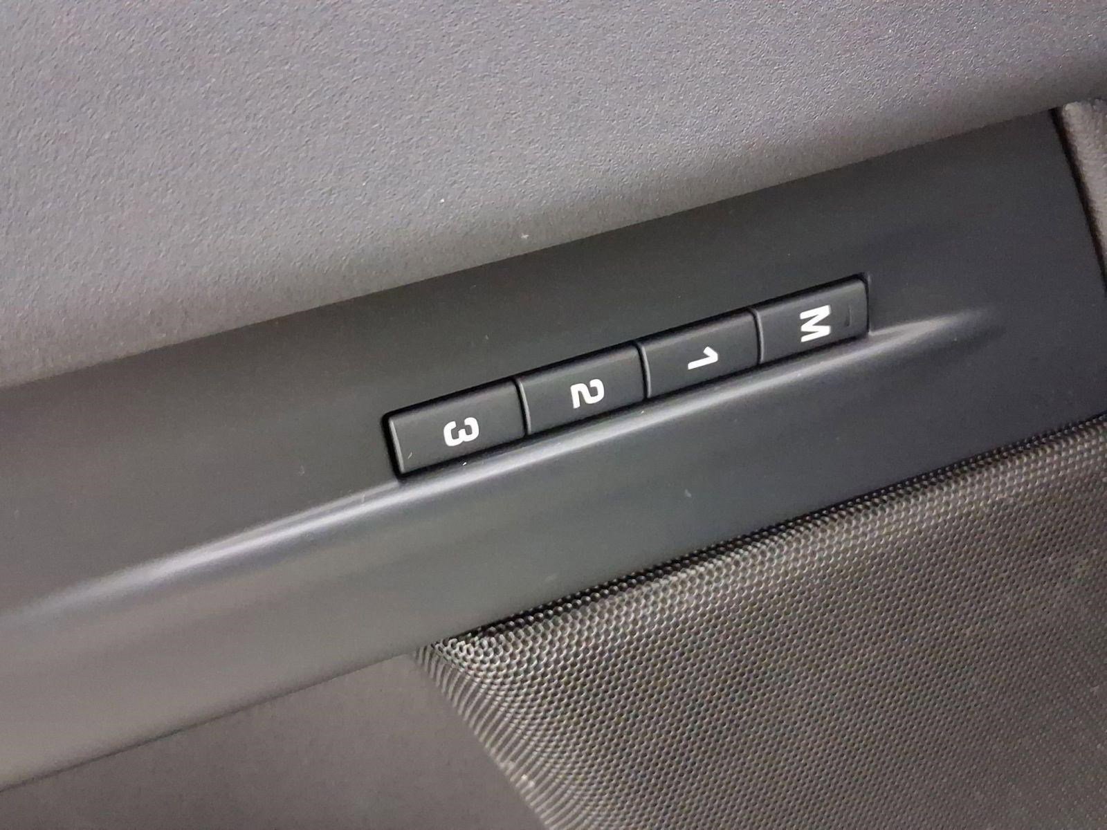 Used 2025 Land Rover Range Rover Evoque Dynamic SE image 22