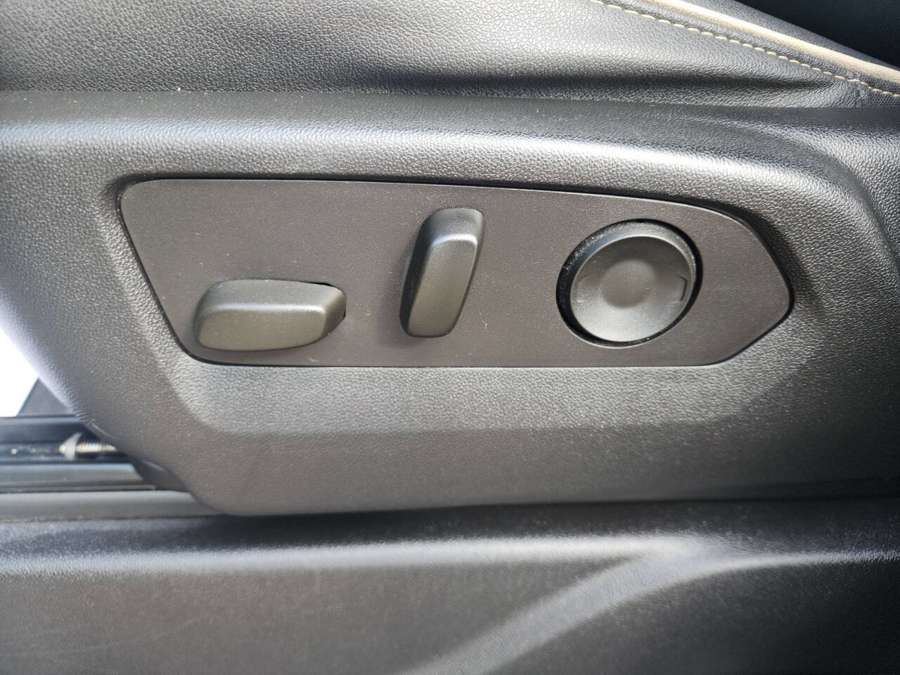 Used 2023 Chevrolet Suburban Premier image 17