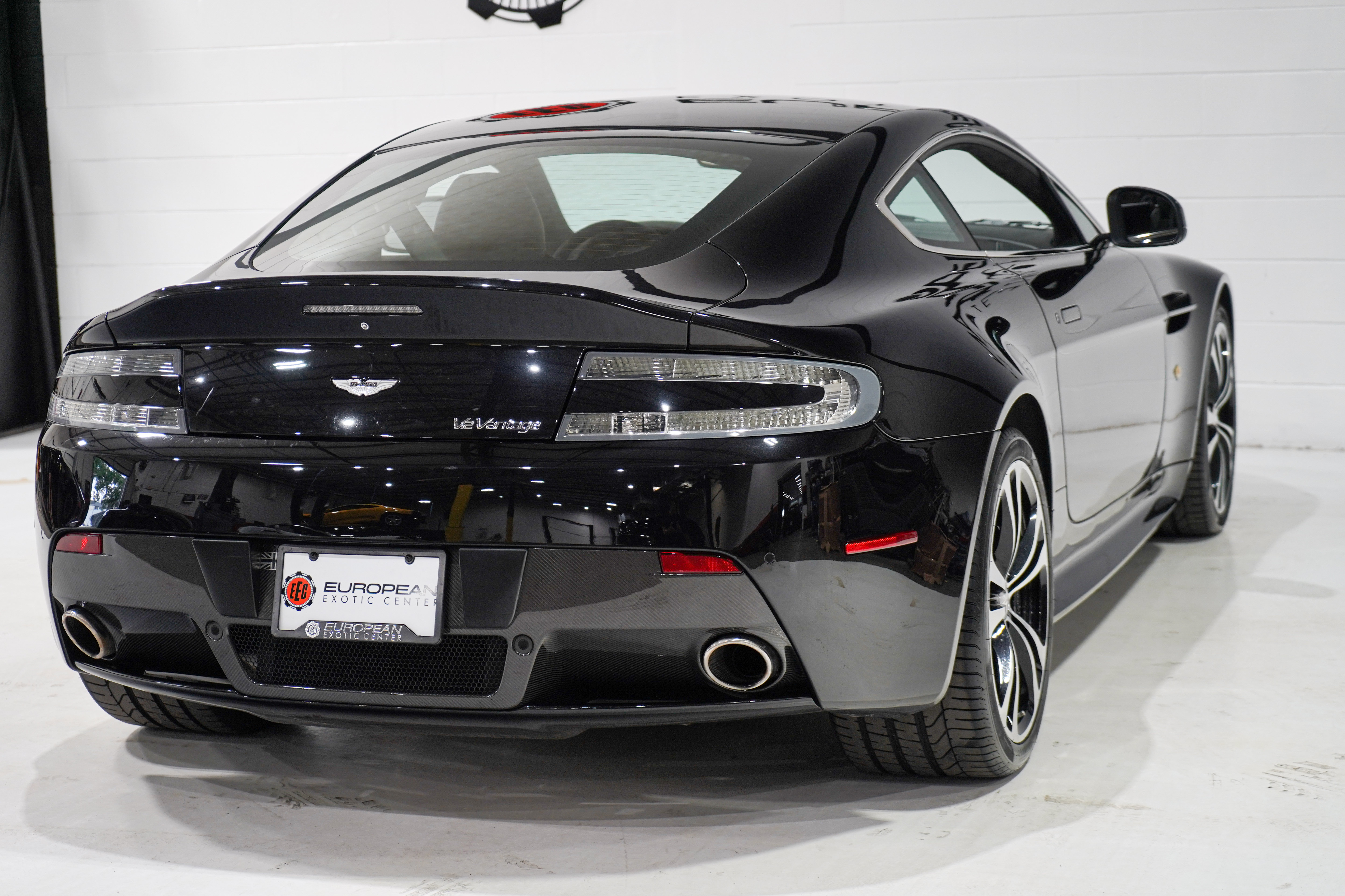 Used 2011 Aston Martin V12 Vantage Carbon Black RWD image 39