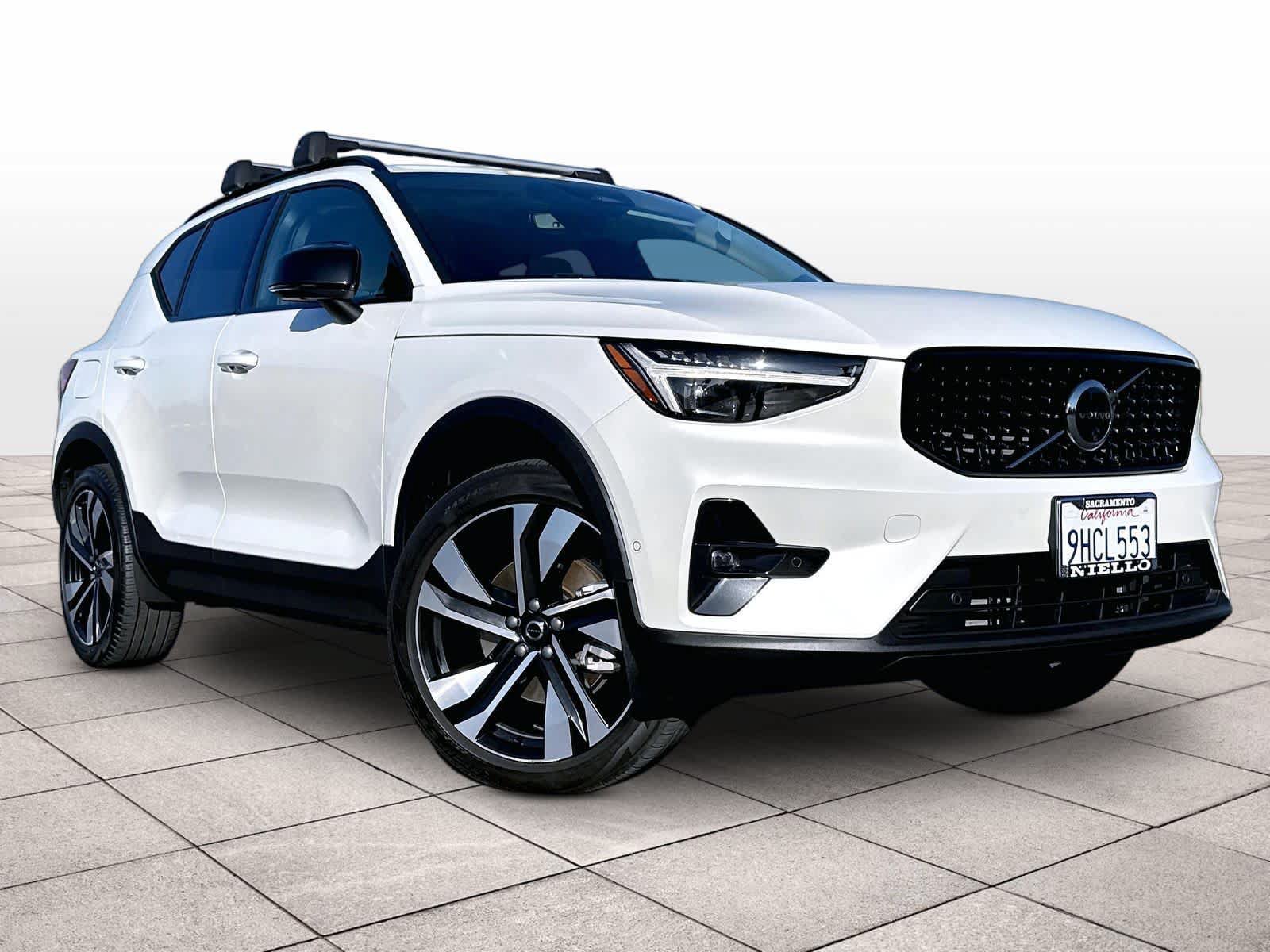 Used 2023 Volvo XC40 B5 Ultimate w/ Protection Package Premier AWD/4WD image 2