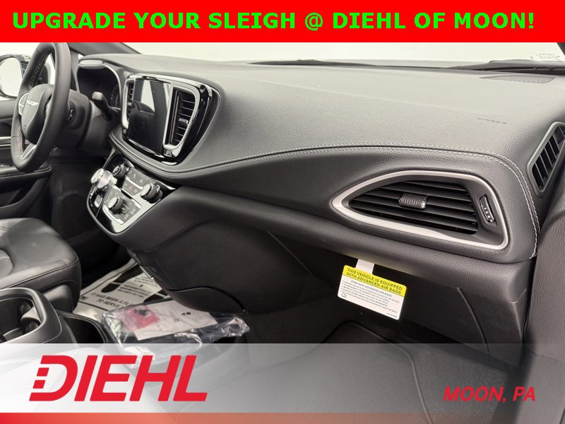 New 2026 Chrysler Pacifica Select image 18