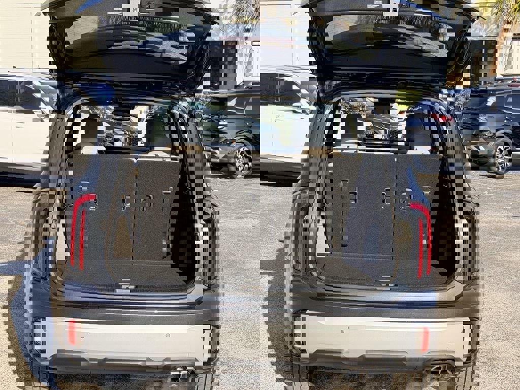 Used 2024 Kia Telluride EX w/ EX Captain's Chair Package image 11