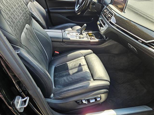 Used 2019 BMW 750i w/ M Sport Package RWD image 21