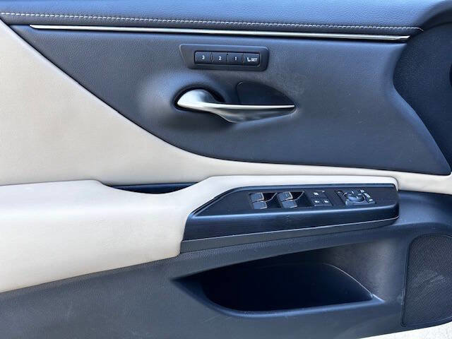 Used 2021 Lexus ES 300h w/ Premium Package image 12