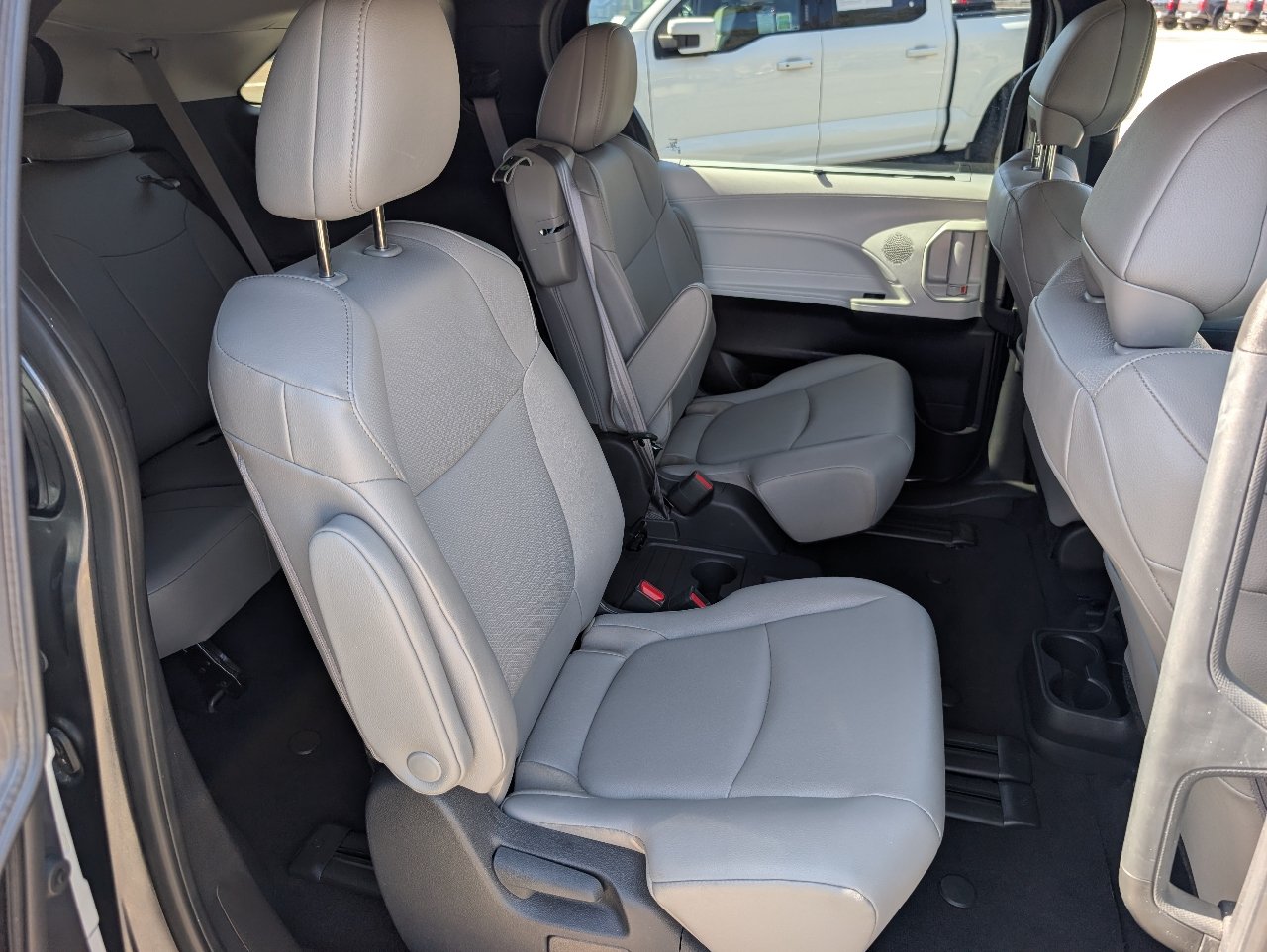 Used 2025 Toyota Sienna XLE FWD image 5