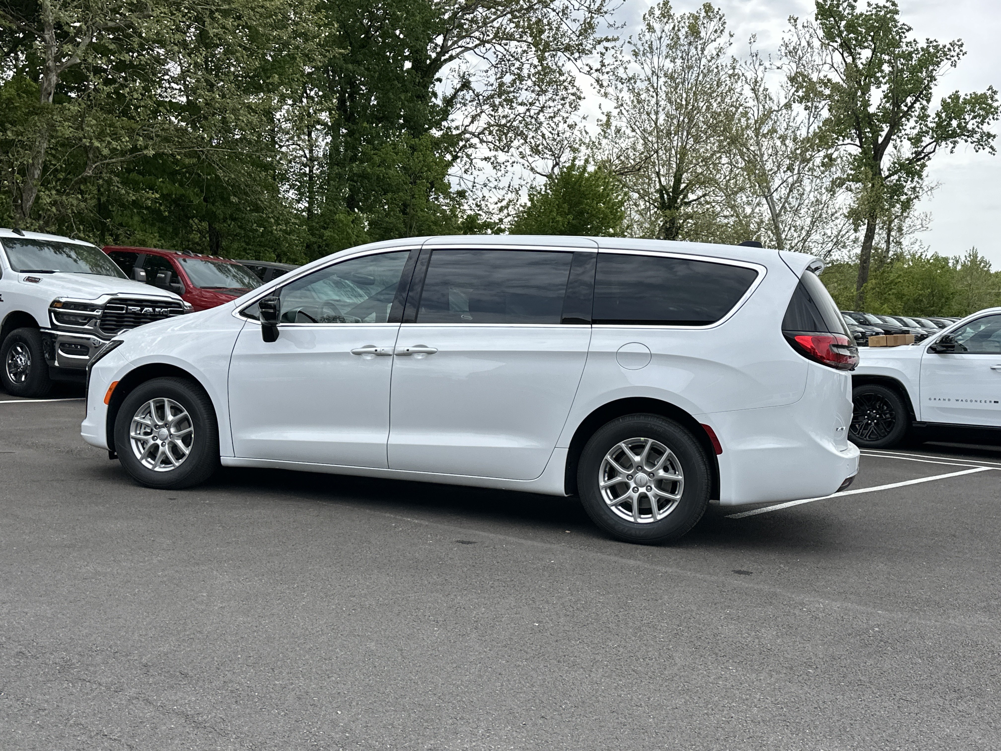 New 2027 Chrysler Pacifica Select w/ Family Tech Group FWD image 24