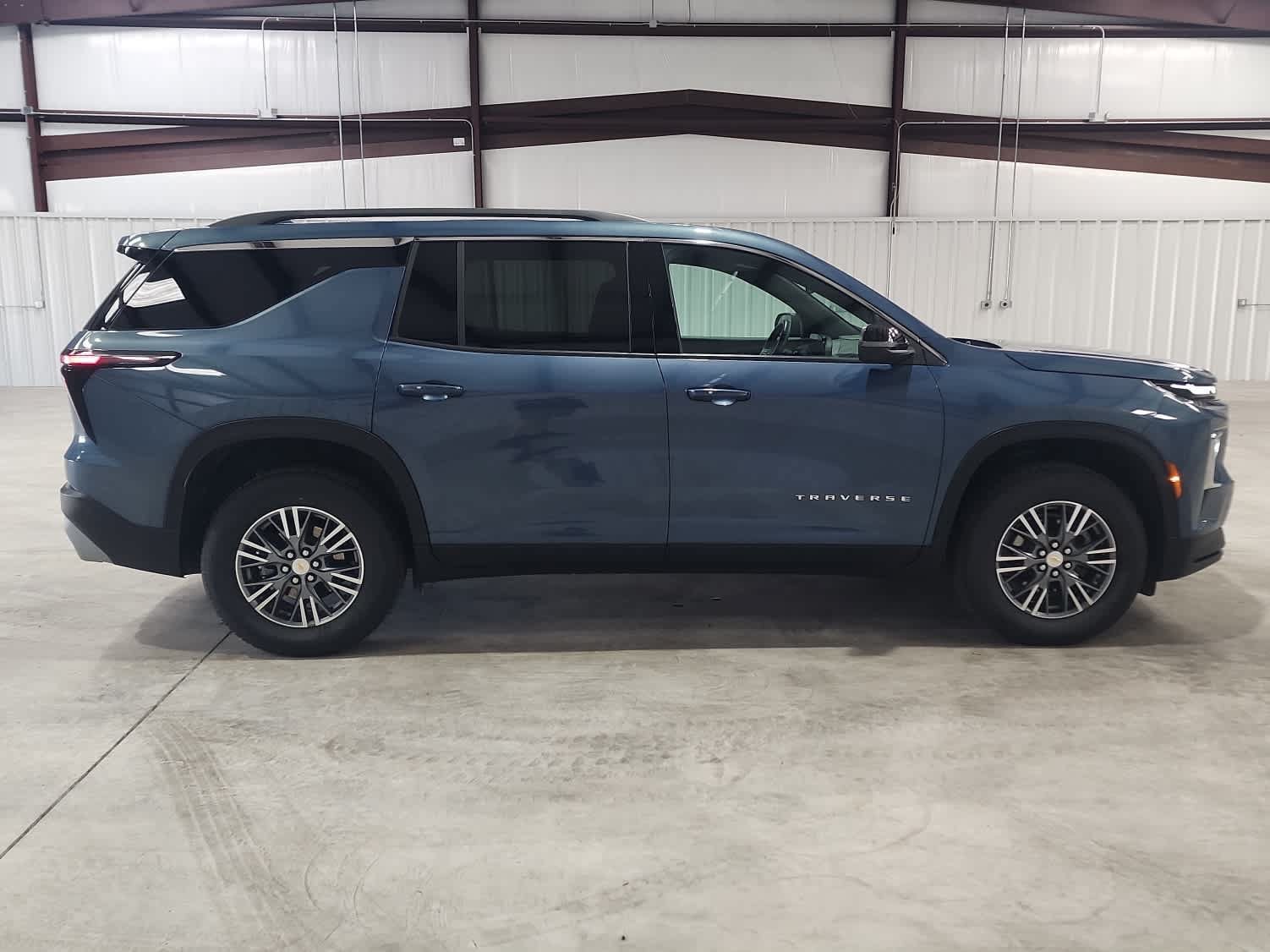 Used 2025 Chevrolet Traverse LT FWD image 6