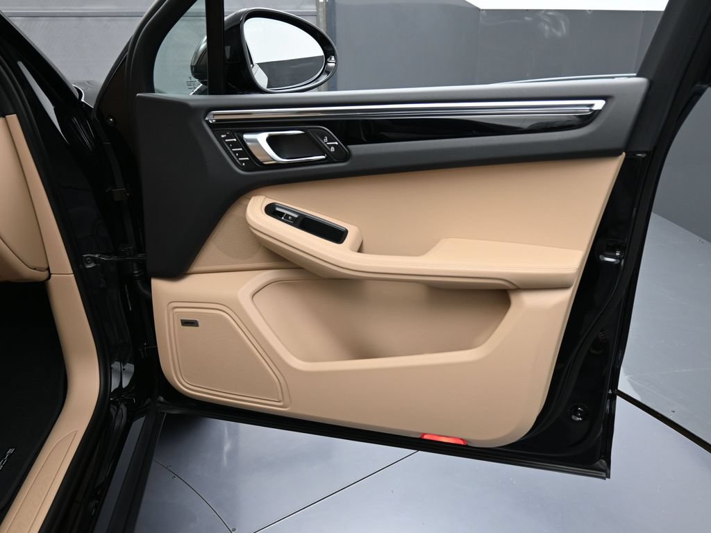 Certified 2026 Porsche Macan AWD/4WD image 28