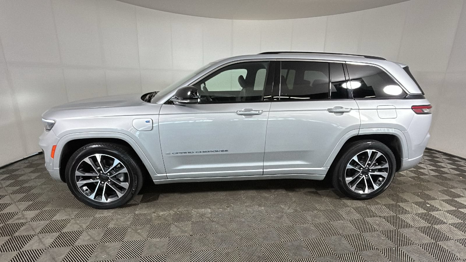 Used 2023 Jeep Grand Cherokee Overland AWD/4WD image 6
