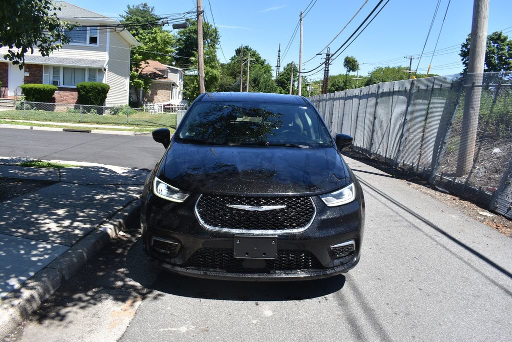 Used 2024 Chrysler Pacifica Touring-L FWD image 2
