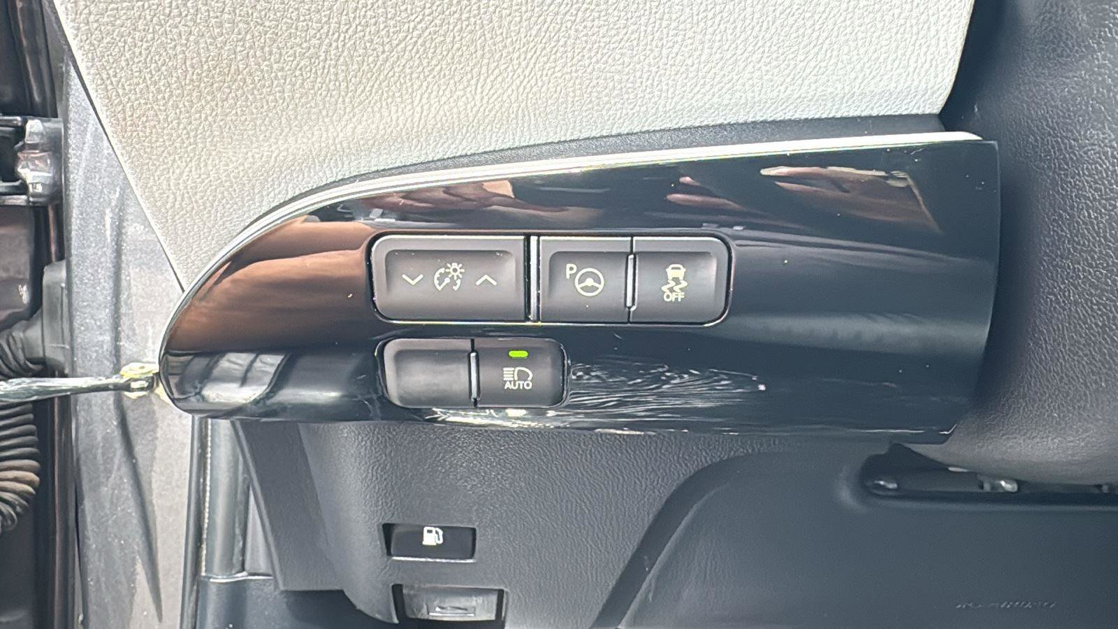 Used 2018 Toyota Prius Two w/ Prius Two Safety Plus Package image 12