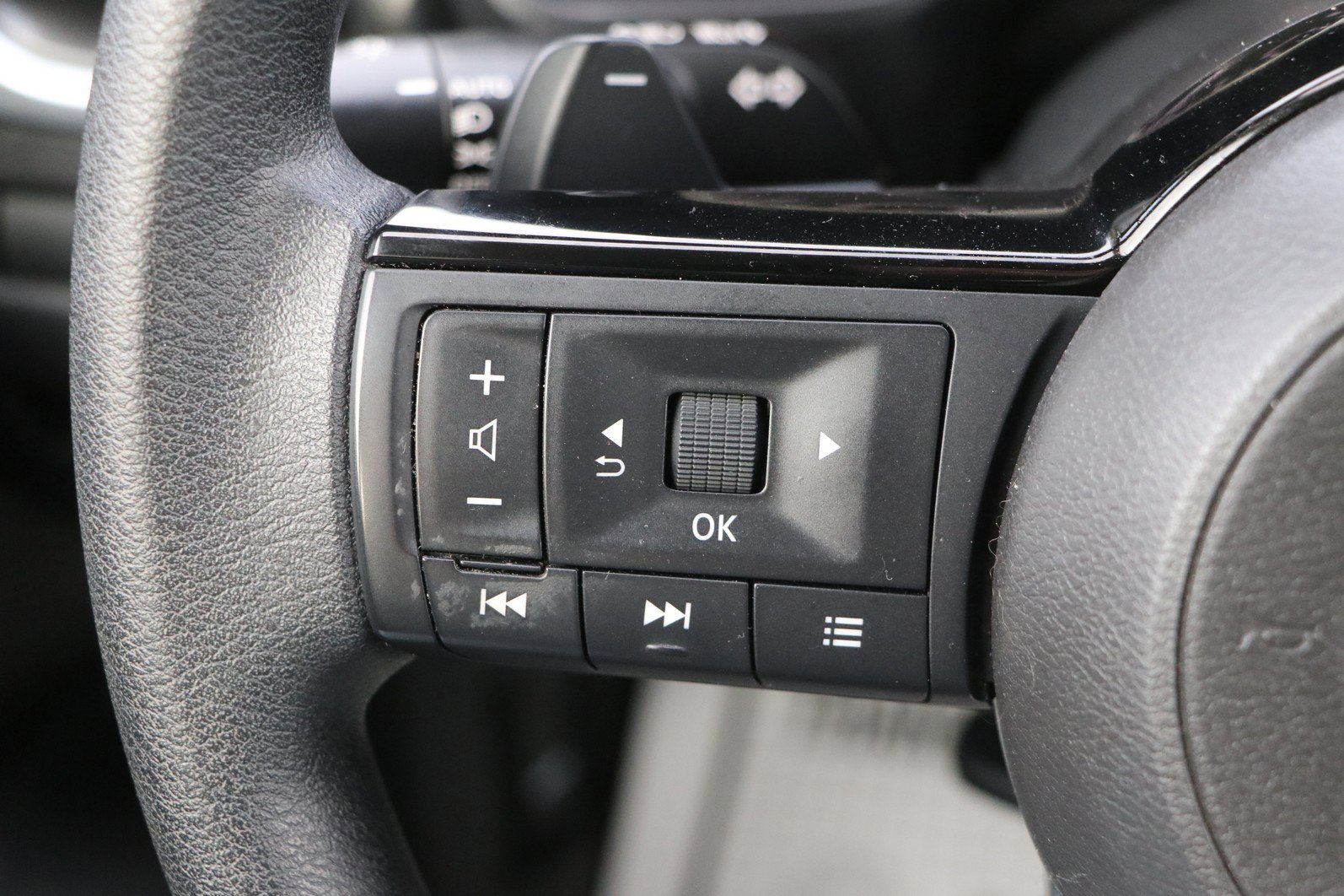 Used 2023 Nissan Rogue SV image 18