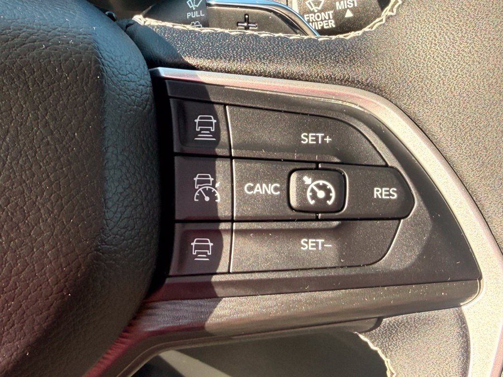 Used 2023 Jeep Grand Cherokee Laredo AWD/4WD image 24