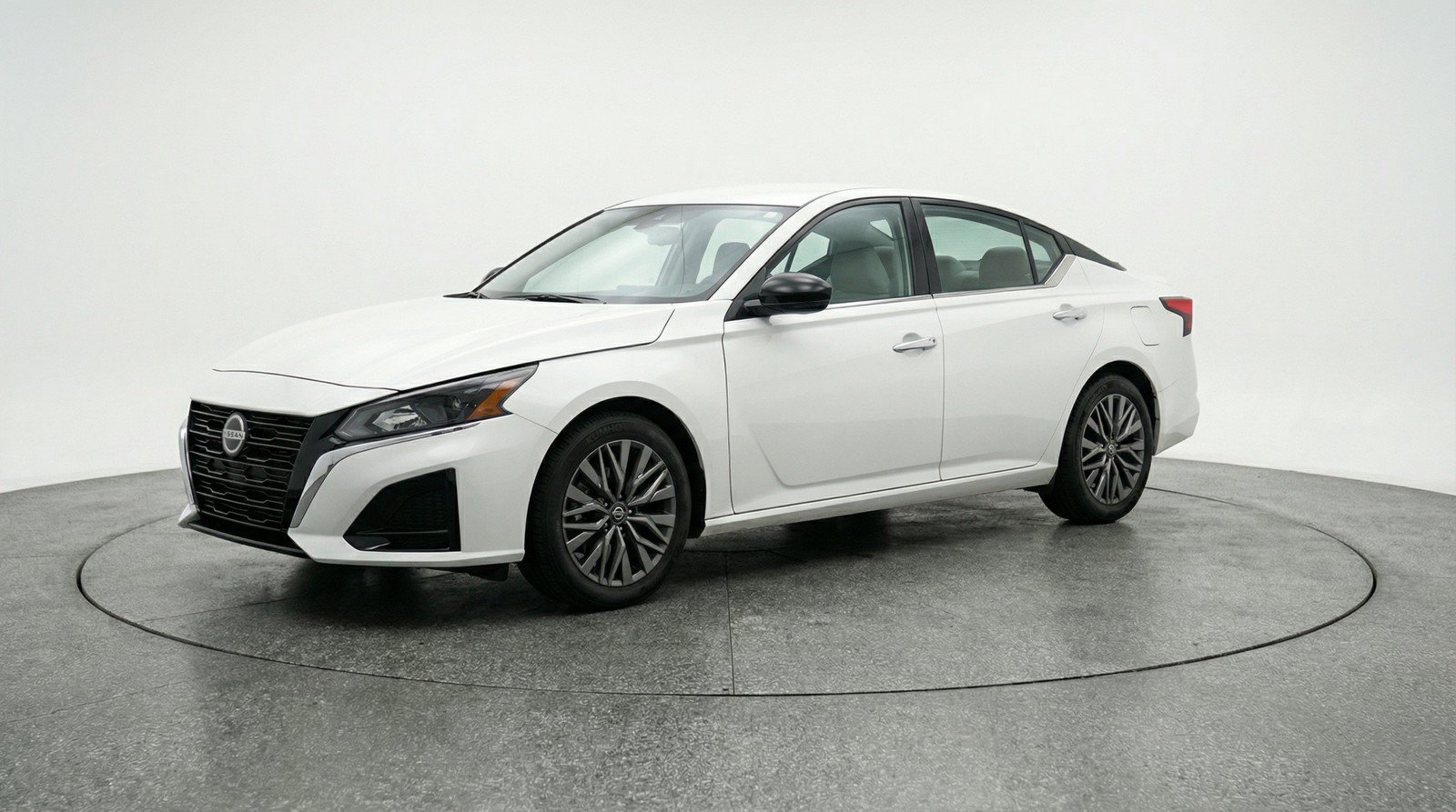 Used 2025 Nissan Altima 2.5 SV FWD image 3