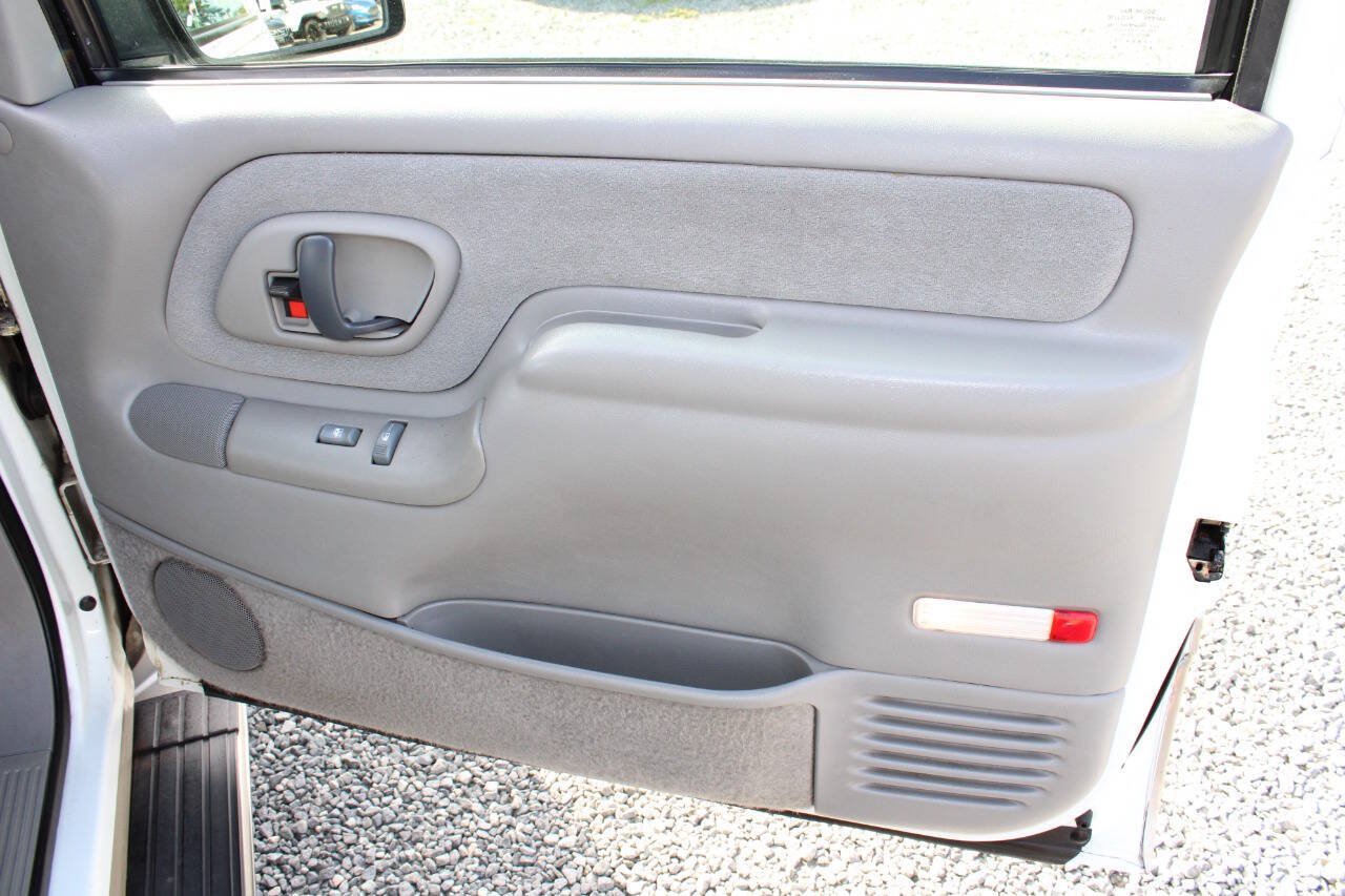 Used 1999 GMC Suburban 4WD w/ Marketing Opt Pkg 3 image 29
