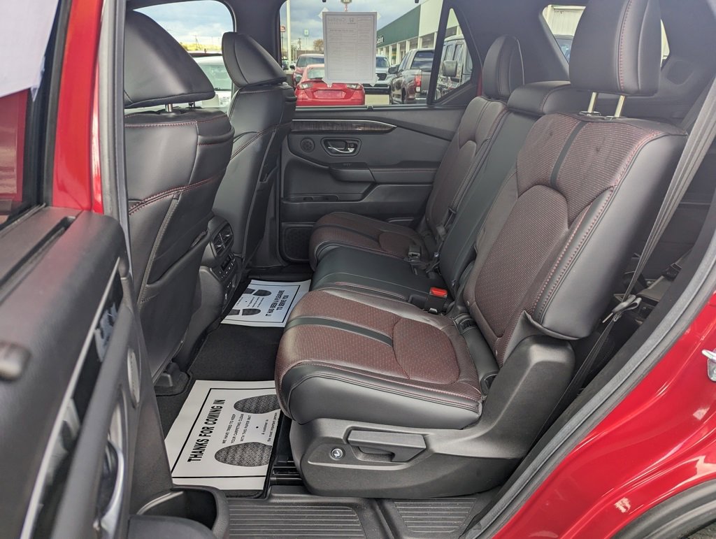 Certified 2025 Honda Pilot Black Edition image 12