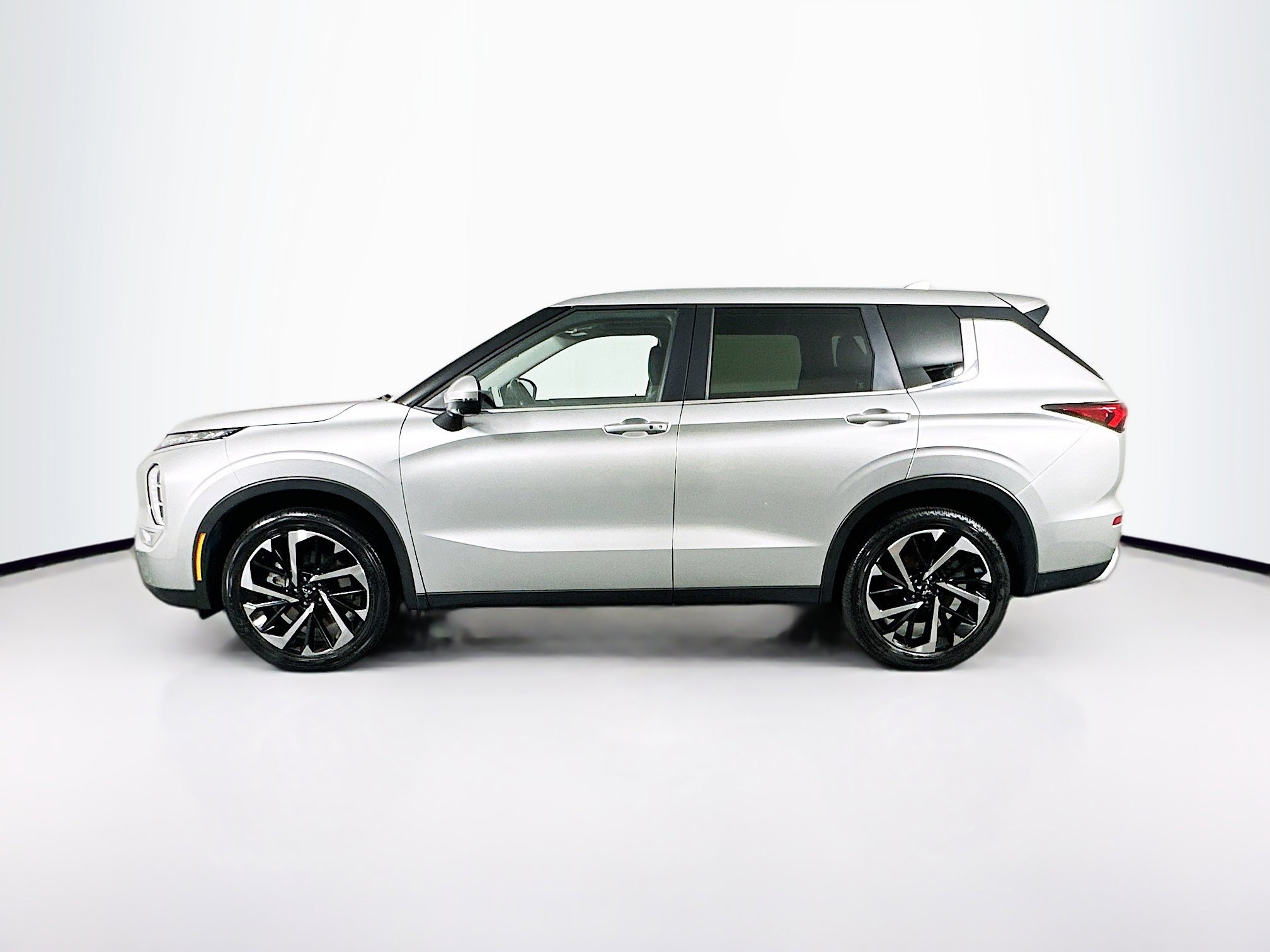 Used 2024 Mitsubishi Outlander SE image 4