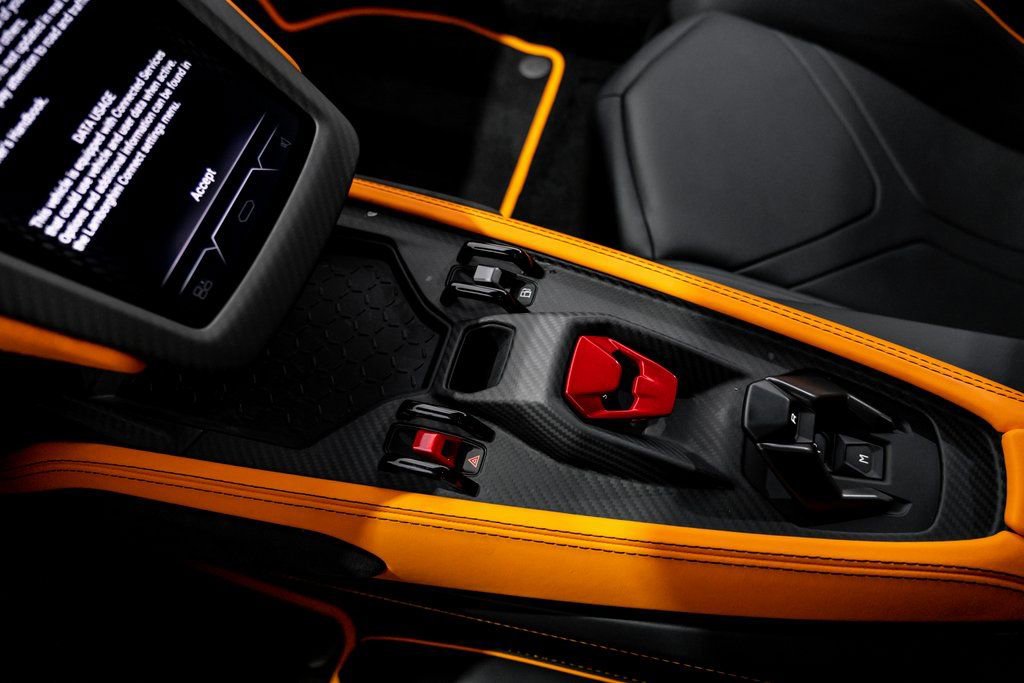 Used 2024 Lamborghini Revuelto image 25