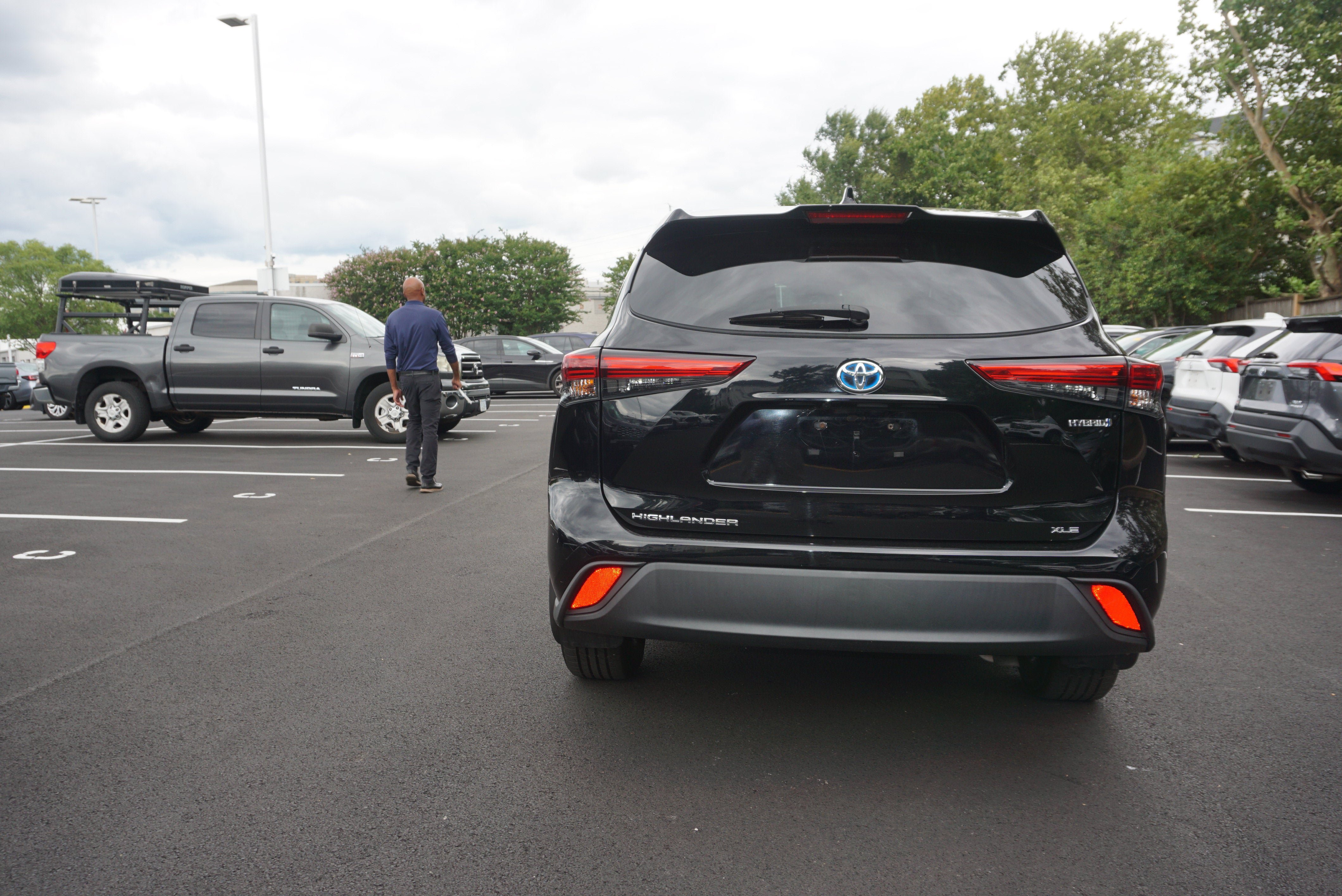 Used 2022 Toyota Highlander XLE AWD/4WD image 5