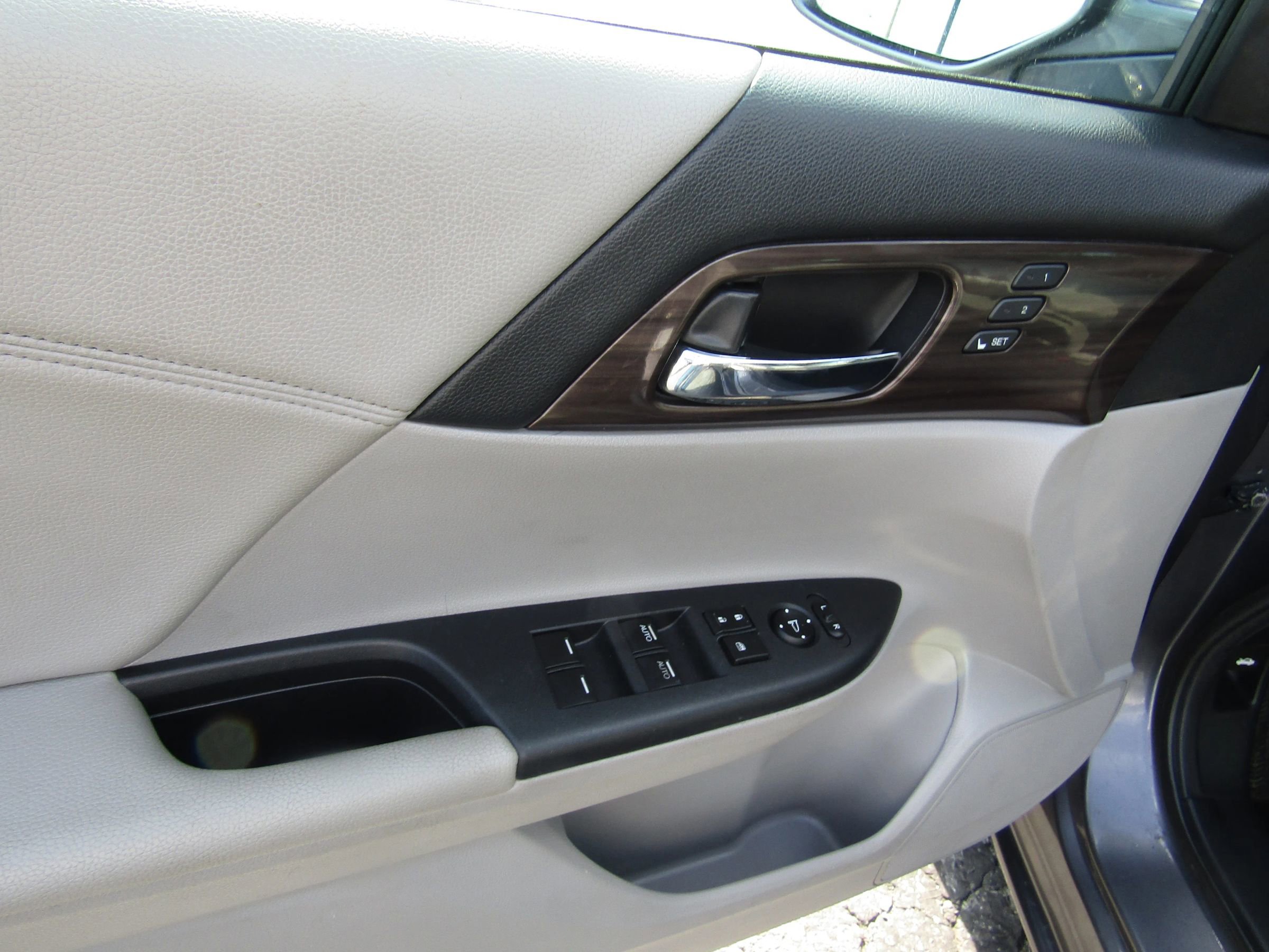 Used 2017 Honda Accord EX-L image 16