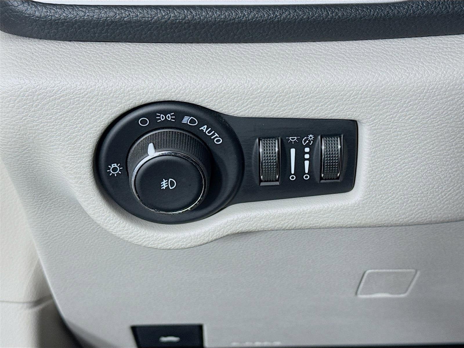 Used 2021 Chrysler Pacifica Touring FWD image 11