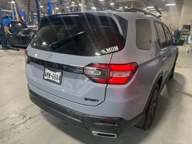 Used 2025 Honda Pilot Sport image 4